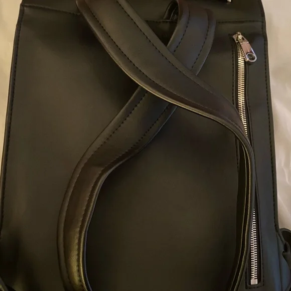 Calvin Klein Jeans Black Leather Backpack - Picture 4 of 6